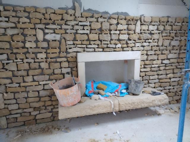 Création cheminée à foyer ouvert par Taill'Art, style éclectique à Cully dans le Calvados, Février 2023